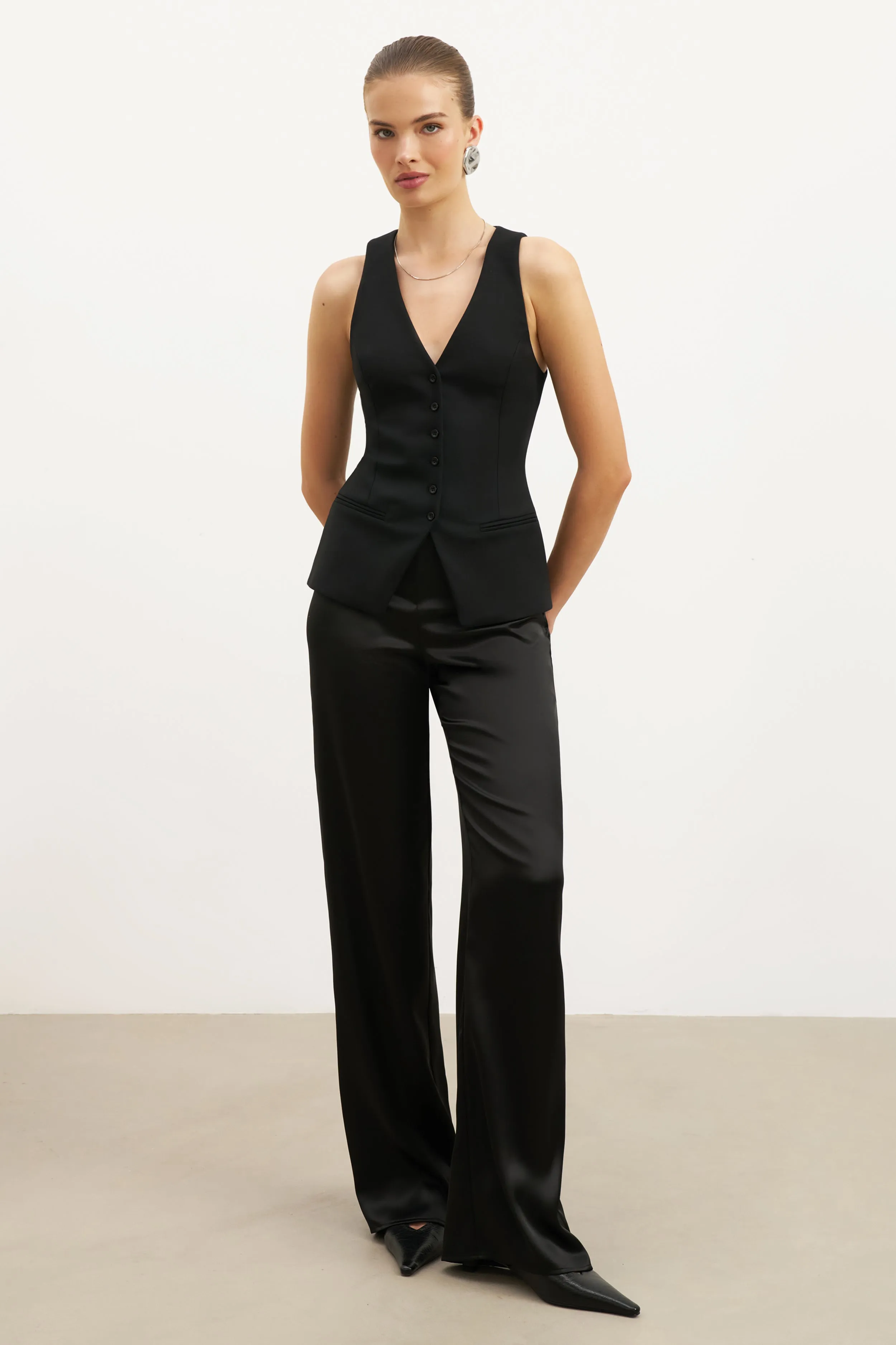 Relaxed Crew Neck Opening Tailored V-Neck Hourglass Waistcoat - Black