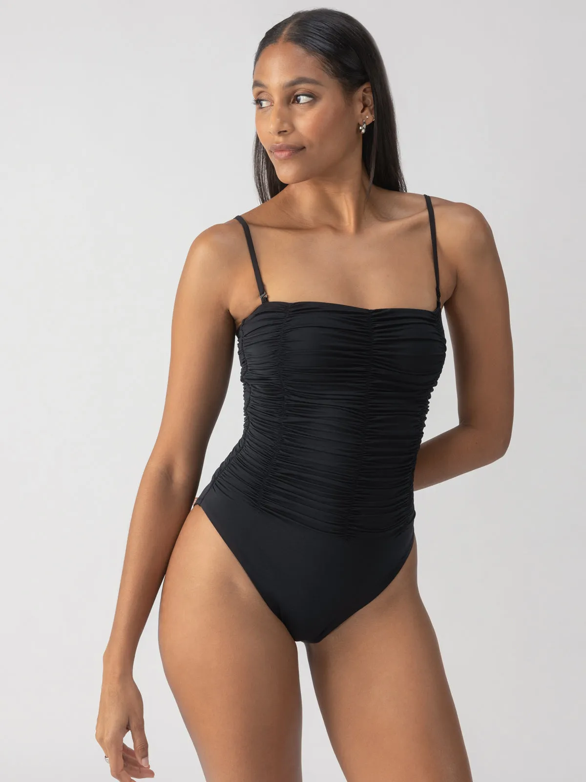 Soft Texture Beach Goddess Excess Shirr Banded Mio One-Piece Black