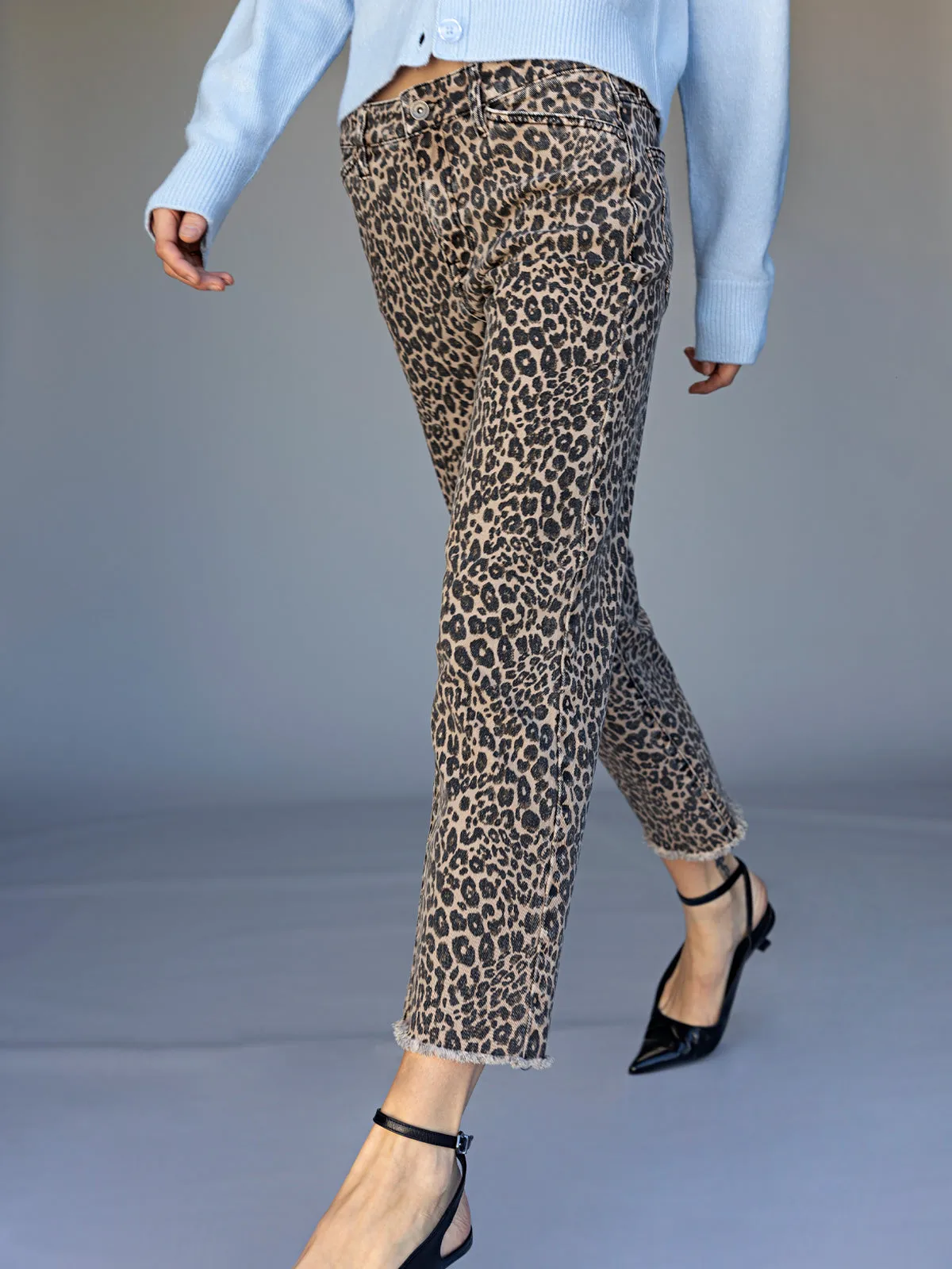 Neutral Lightweight Weekend Ready Cadence 90's Straight Crop Jean French Kitty