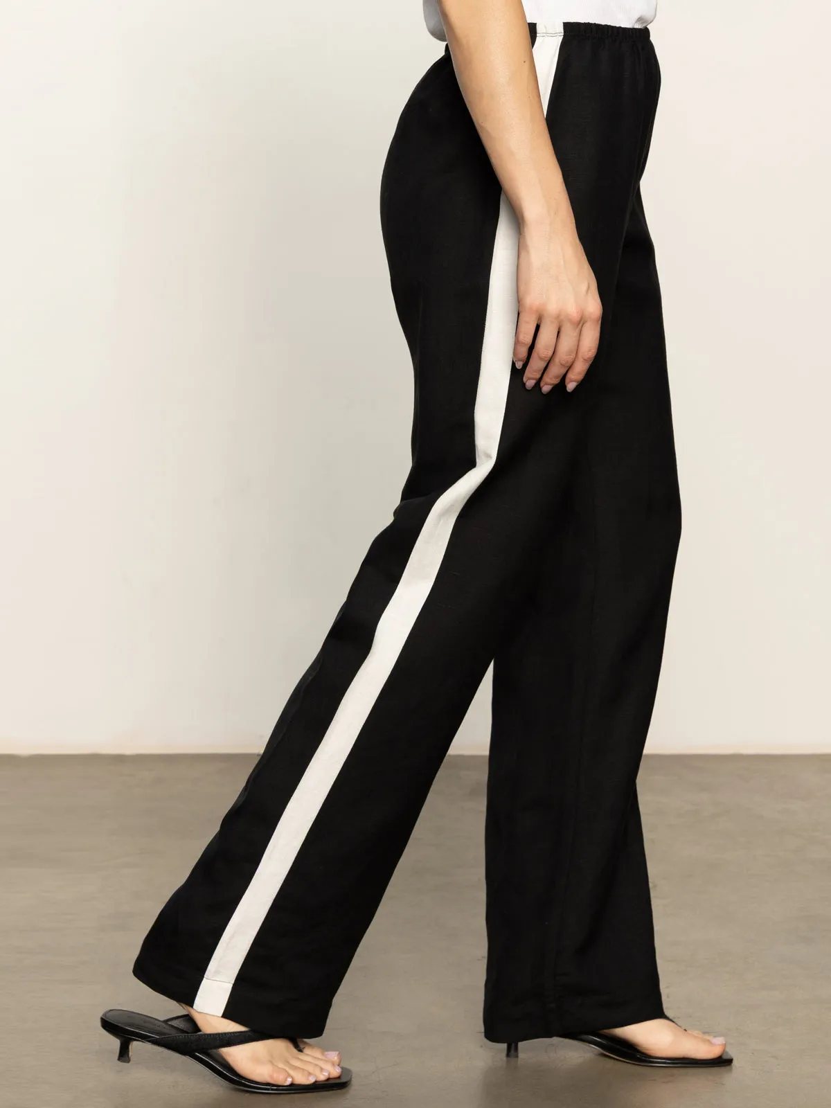 Minimal Look Seamless Technology Casual Semi-High Rise Track Pant Black Chalk Stripe