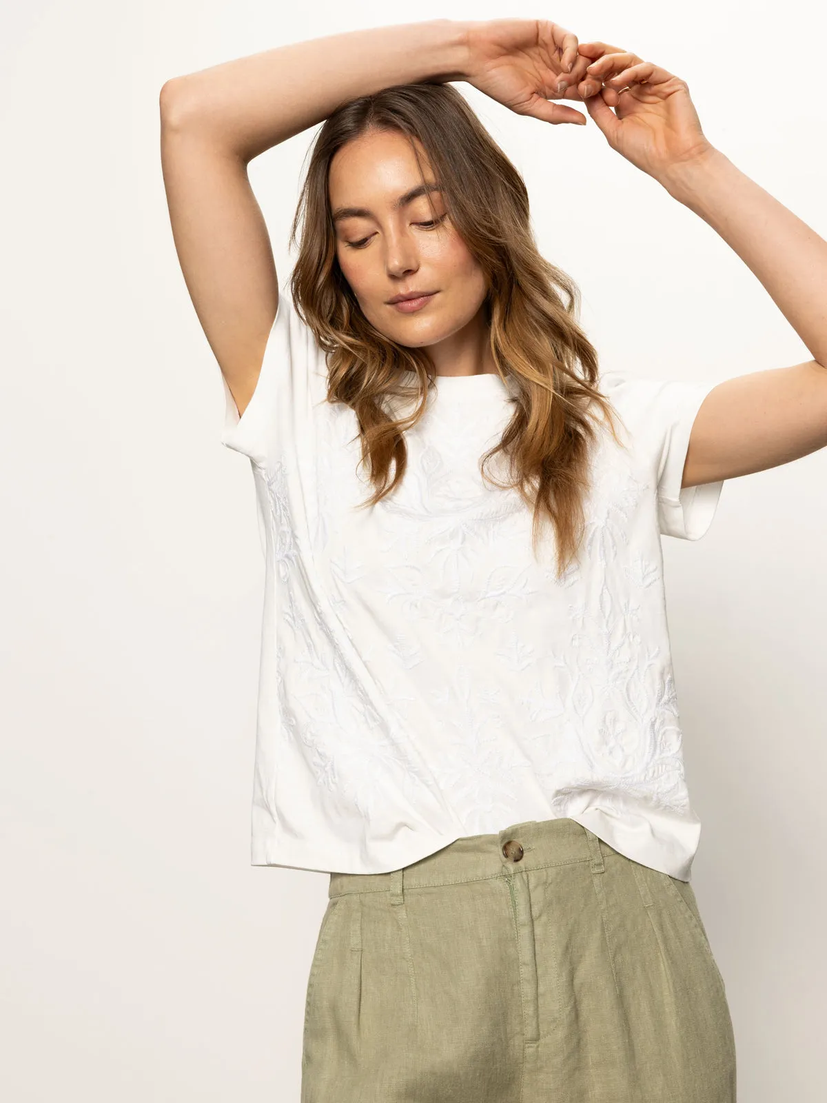 Embroidered Perfect Tee White Chill Comfort Look