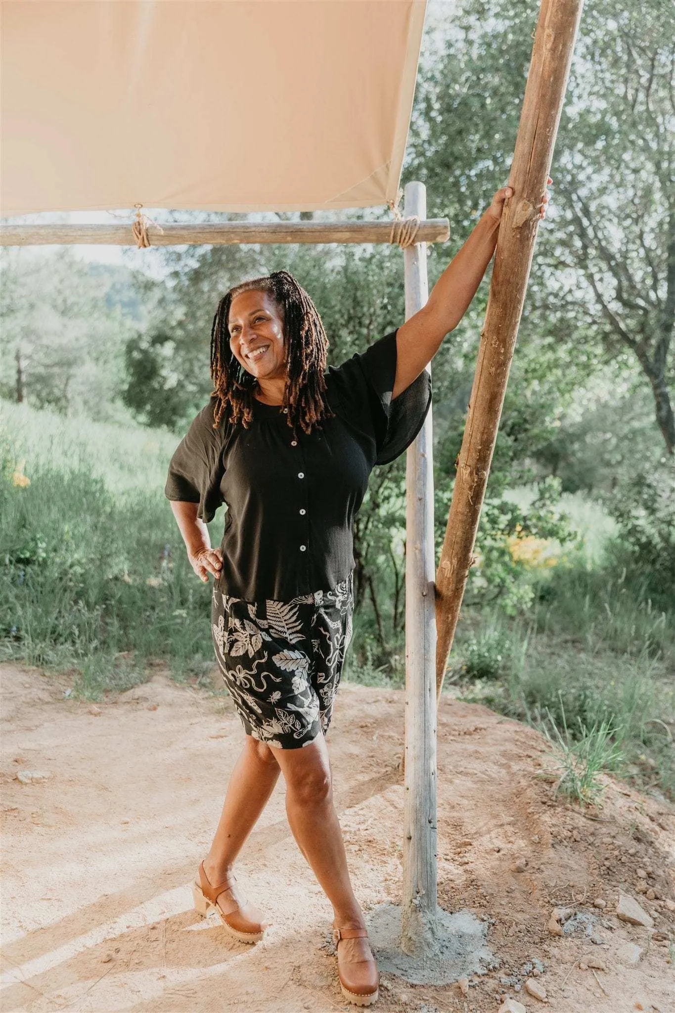 Anti Pilling Surface Flutter Top in Black Challis