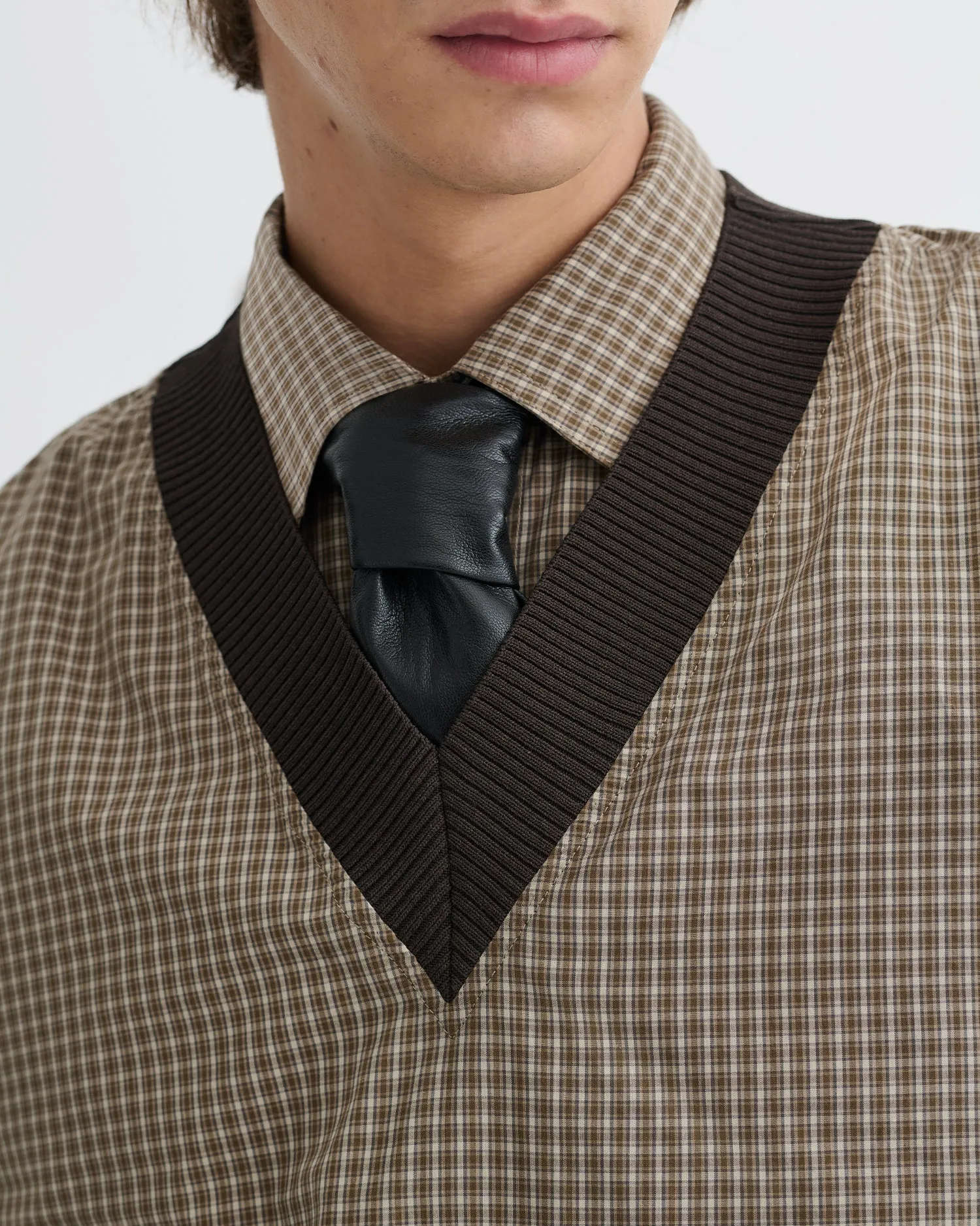 Quick Access Zipper Jahan - Checked V-Neck Top - Brown/Creme