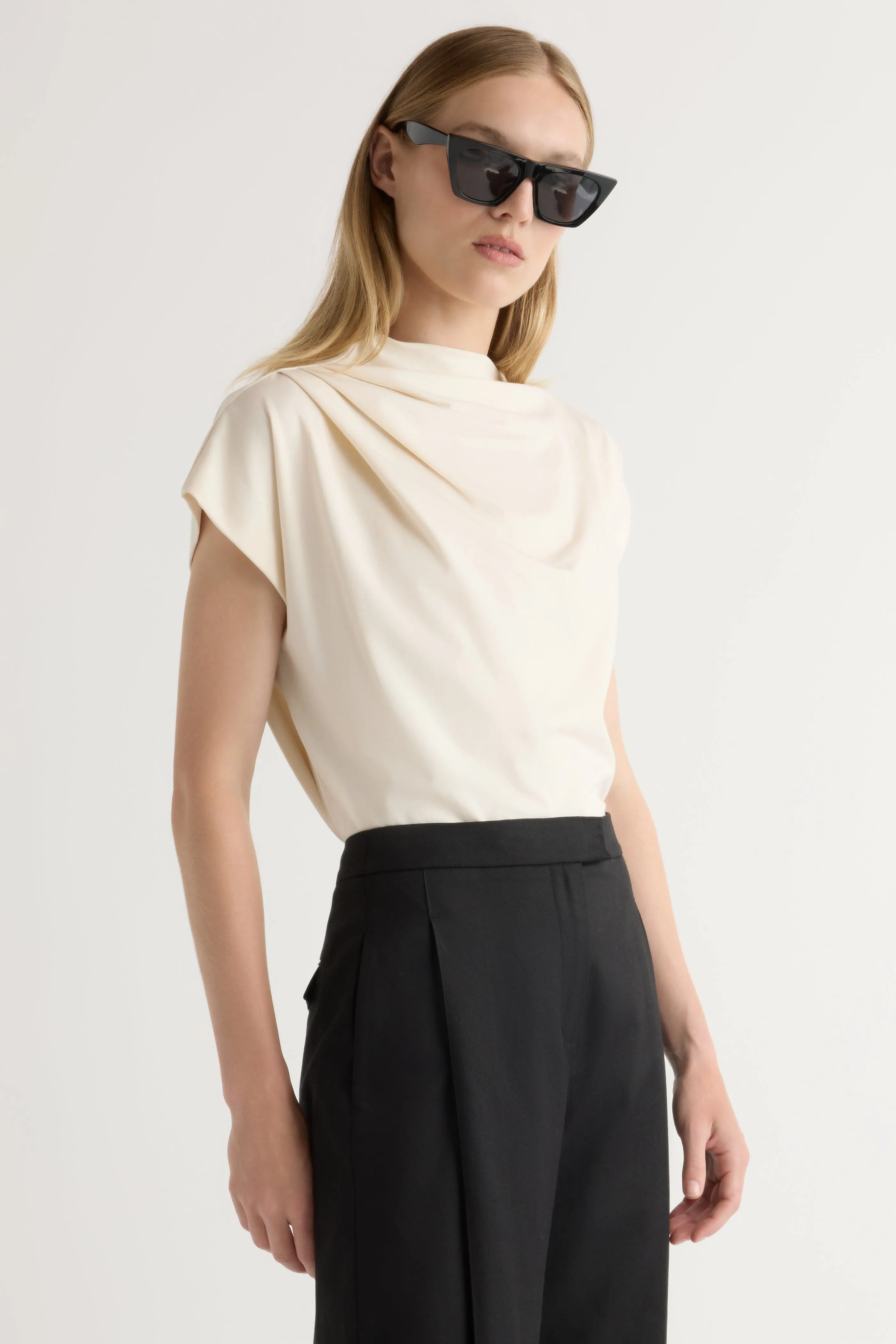 MultiFunctionalDesign Kenny Asymmetric-Neck Tee