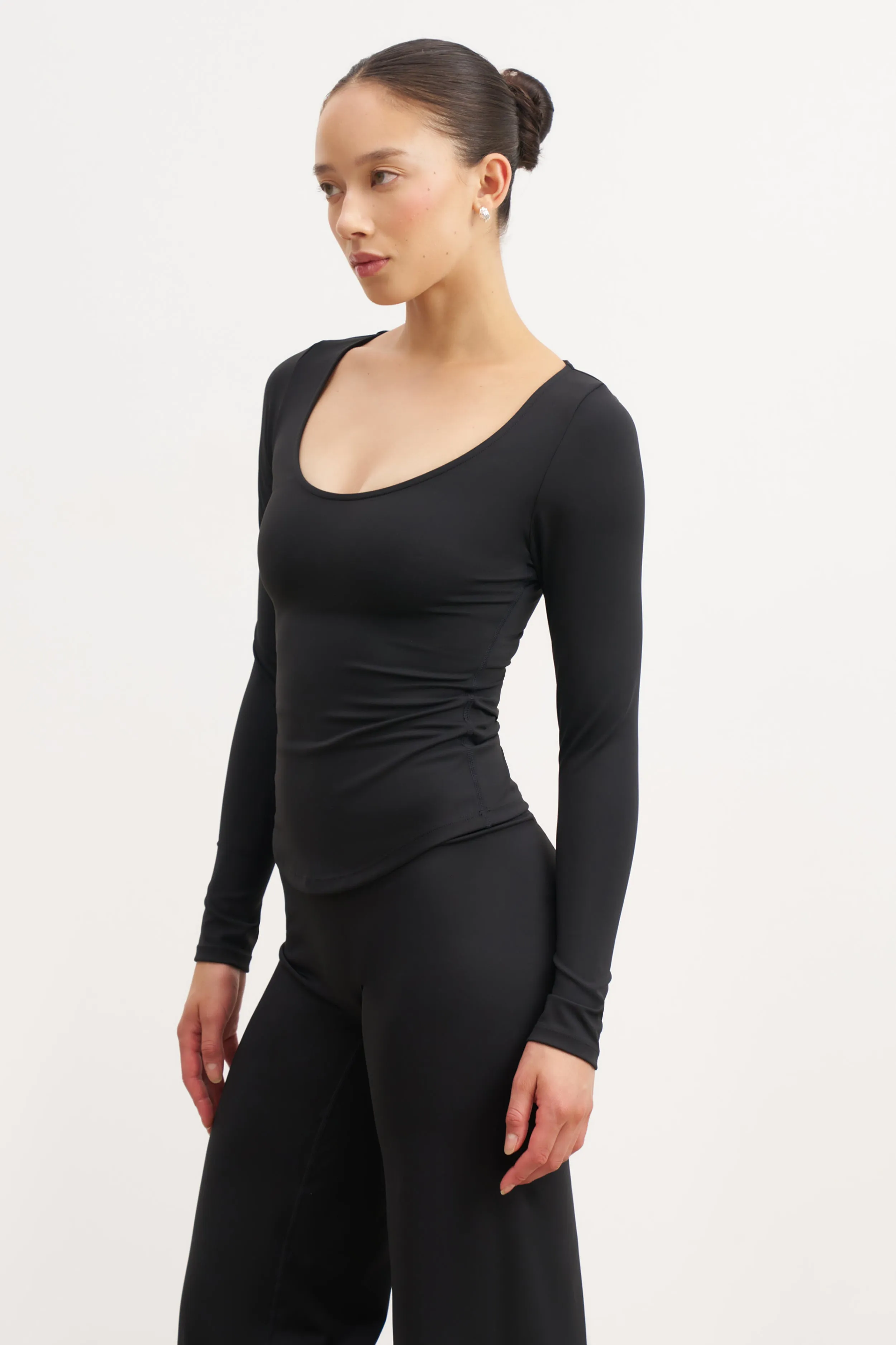 NonIrritating Stitching Base Sculpting Scoop Neck Long Sleeve Top - Black