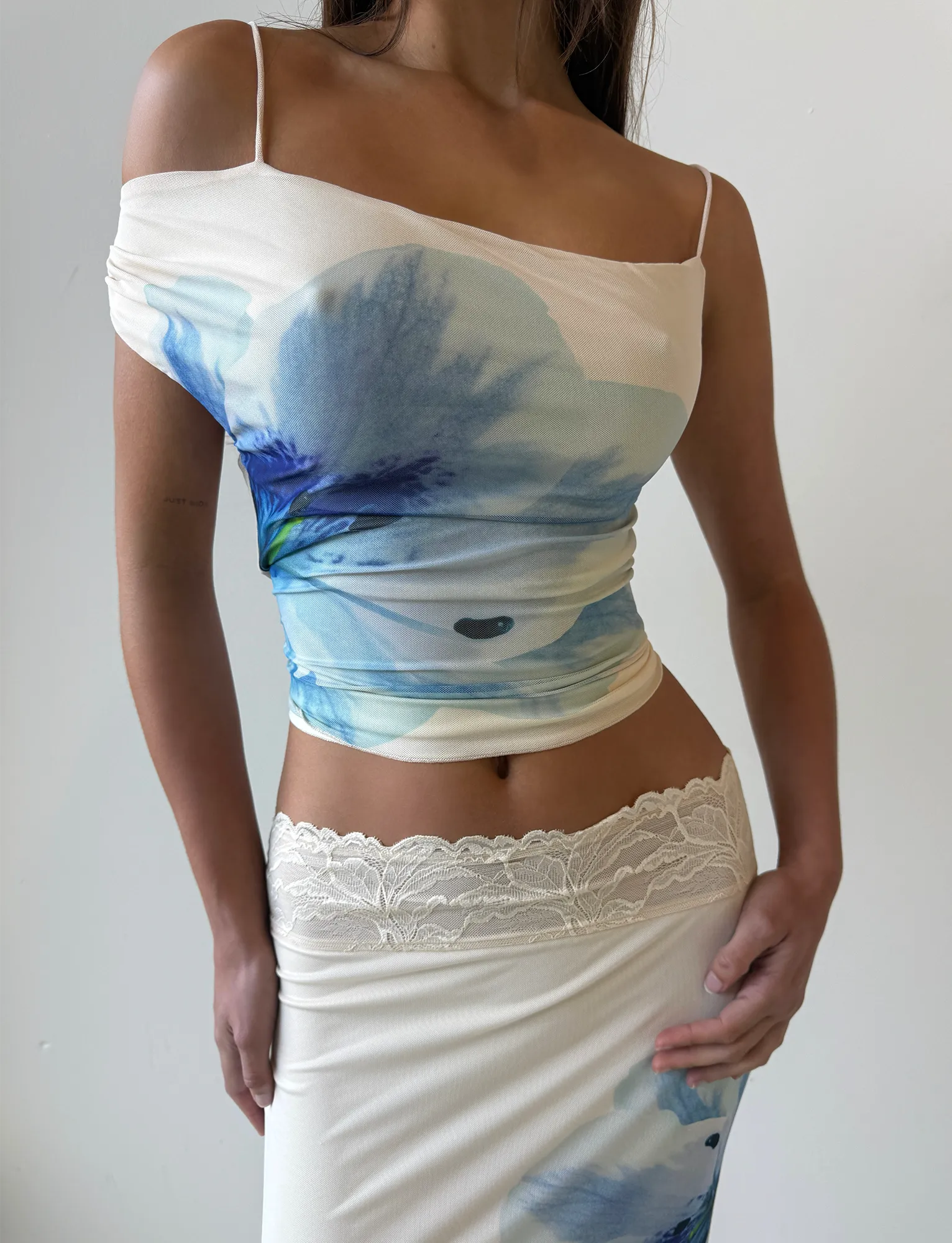 LILLIAN TOP - WHITE : CREAM : FLORAL QuickDry Technology MeshPanel