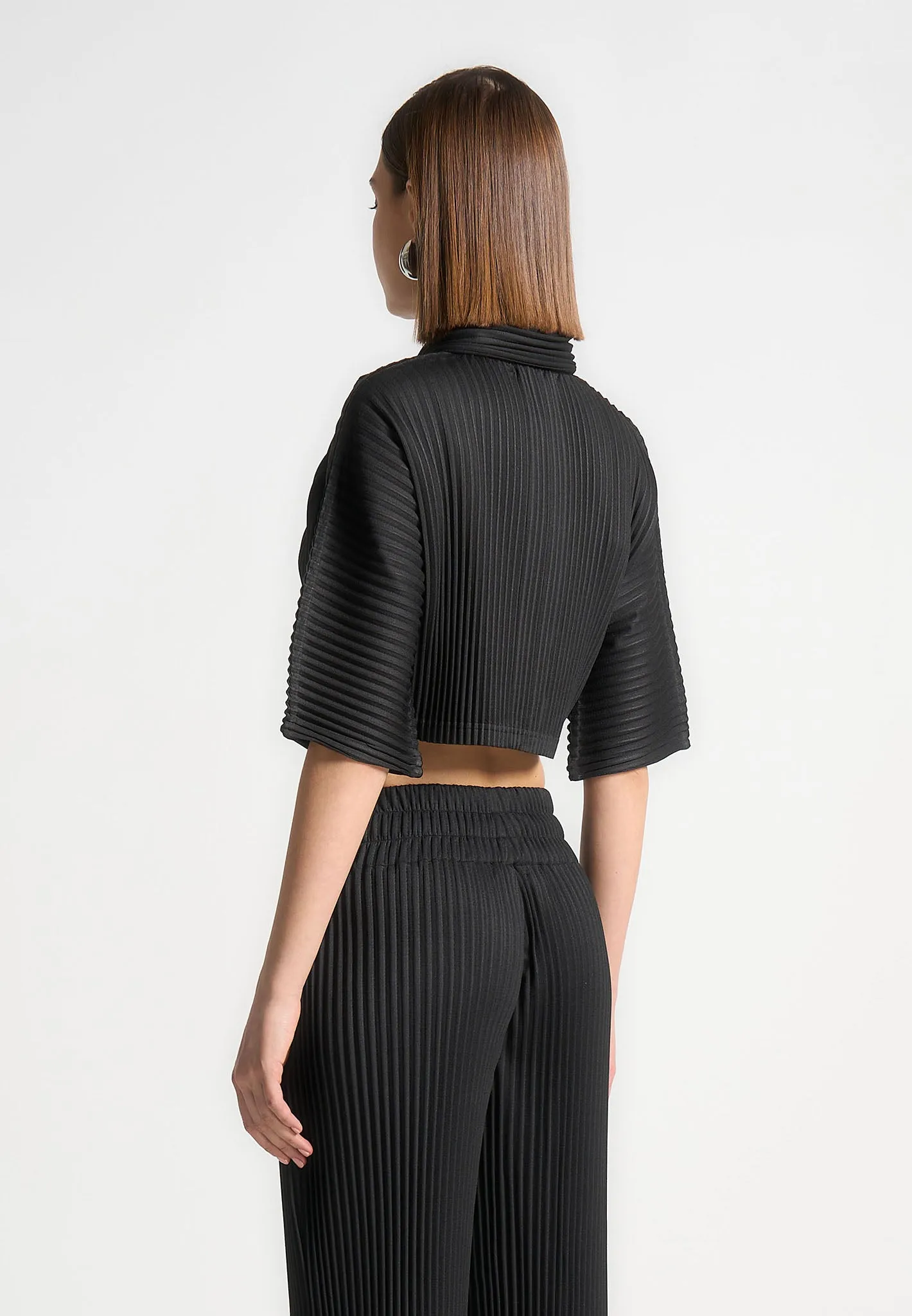 Mona - Pleated Cropped Shirt - Black Casual Layers