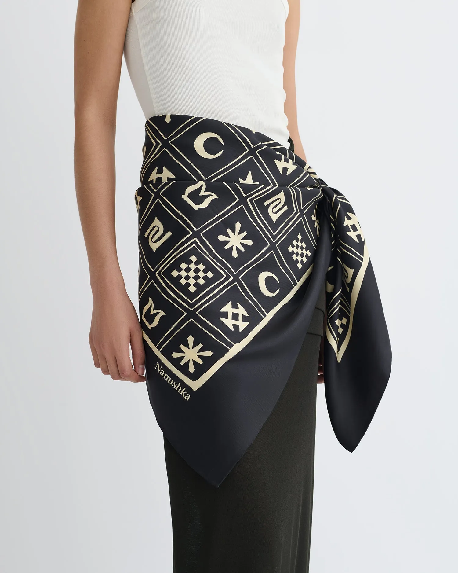 DurableZipper Fade Resistant Treatment Miani - Printed Silk Scarf - Off Black/Beige Kopjafa