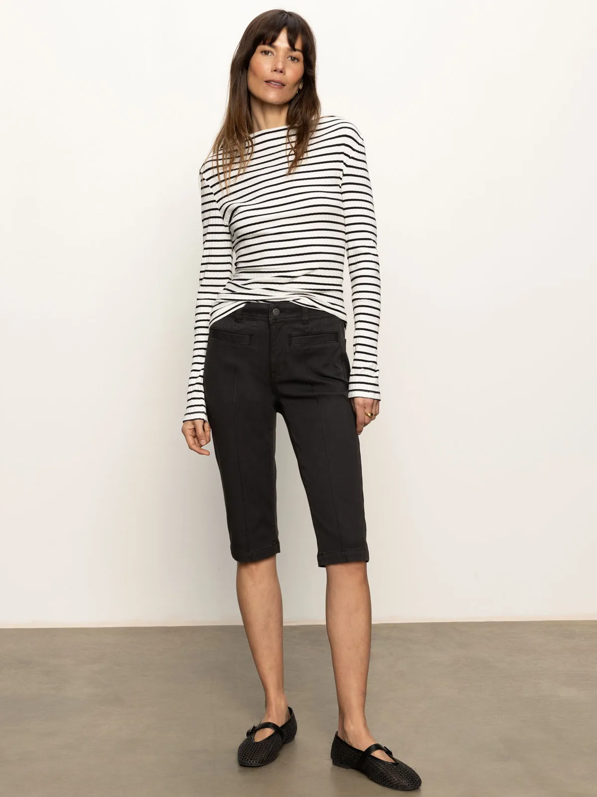 Breathable Material Anti Pilling Surface Treatment Sculpted Decks High Rise Capri Pant Black