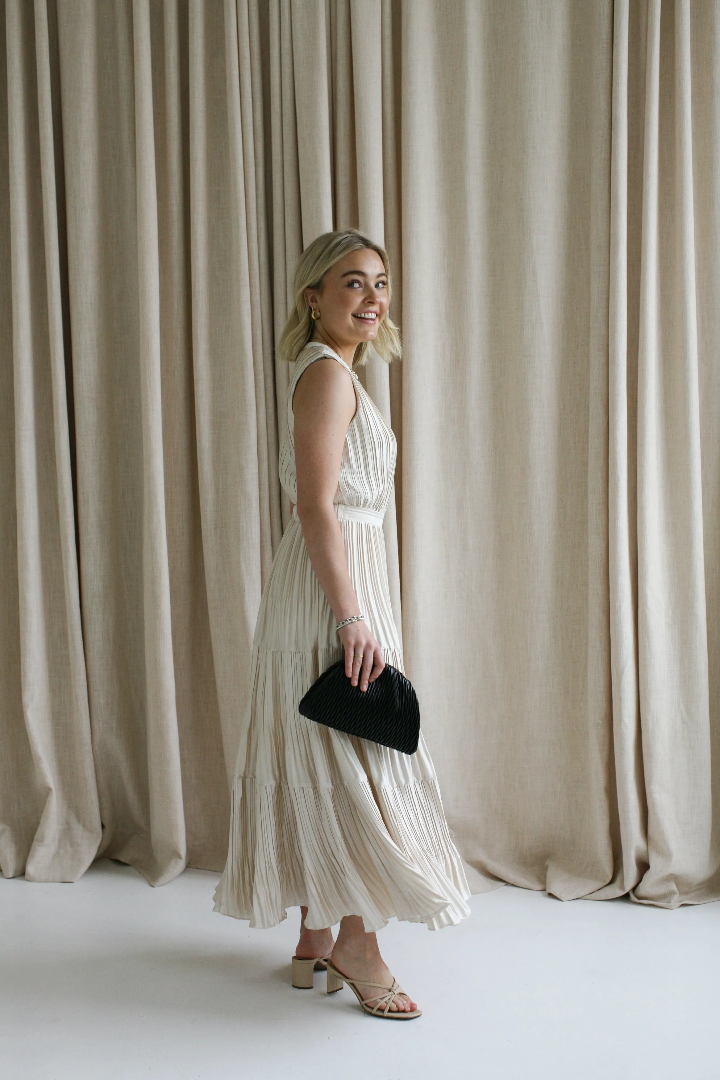 photo look Sleeveless Taupe Pleat Dress