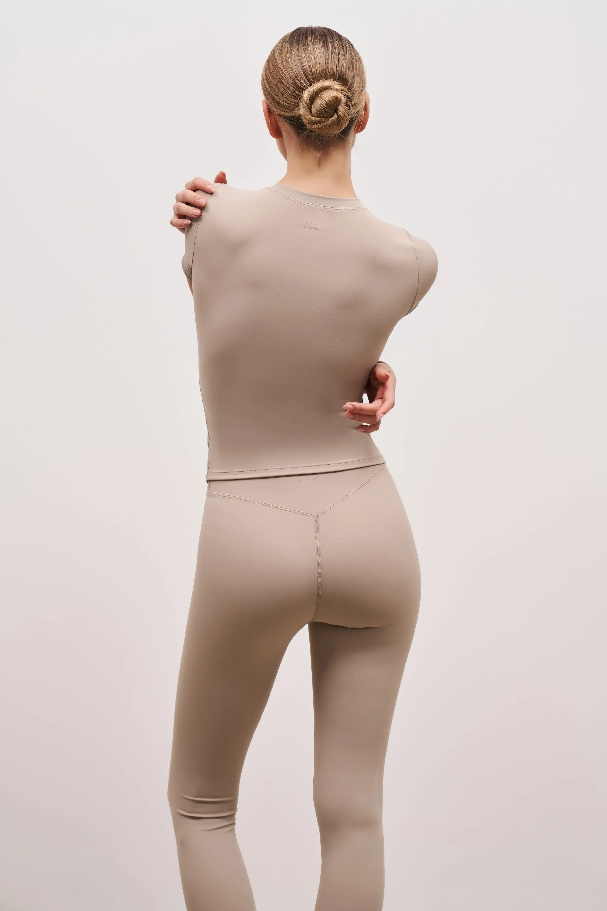 Seamless Construction Design Smooth Stitching Base Sculpting T Shirt - Taupe