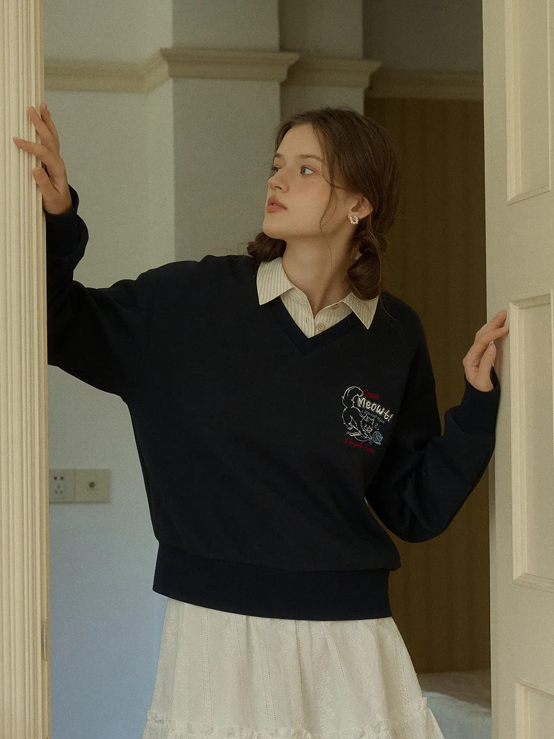 LightweightTexture Noise Reducing Fabric Treatment Martha Exclusive Design Cat Embroidery V-neck Sweatshirt